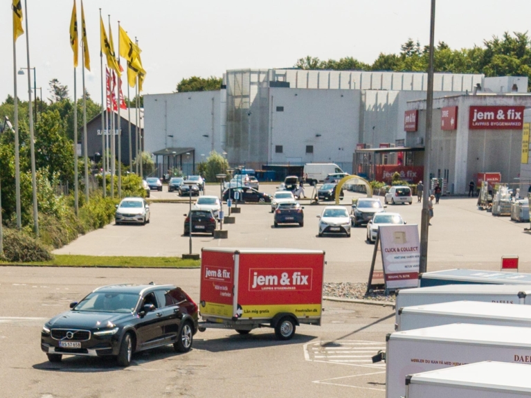 Bil med Freetrailer-reklame for jem & fix foran byggemarked – illustrerer stærk lokal synlighed og kundestrøm, når du vælger at blive partner.